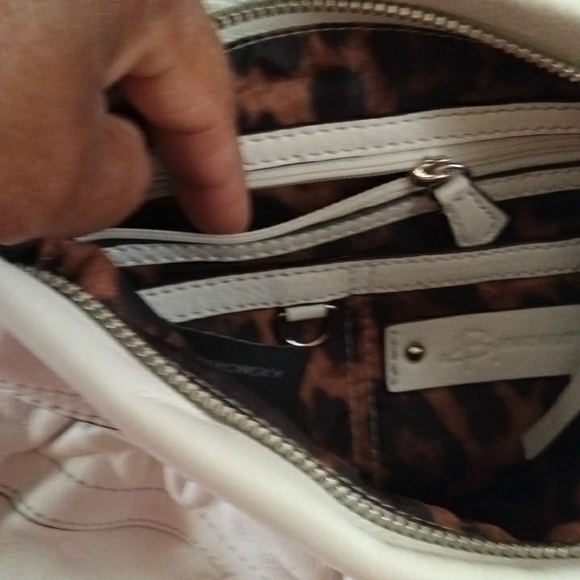 B Makowsky small cross body bag. - Picture 6 of 8